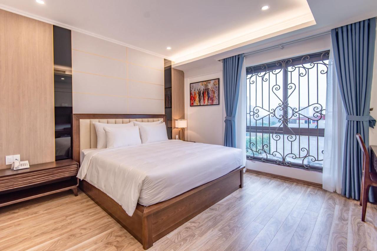 Reyna Luxury &